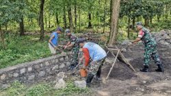 Babinsa Kodim 0725/Sragen Bersama Warga Bangun Talud Jalan Kampung di Plumbungan